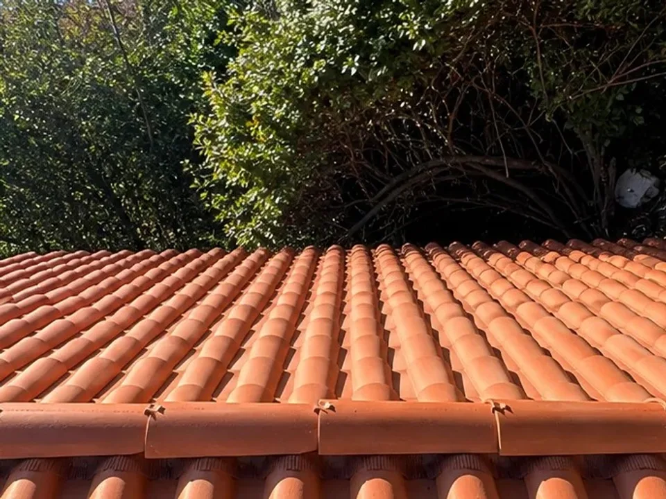 Le même toit une fois la couverture en tuile romane reposée sur un liteaunage neuf