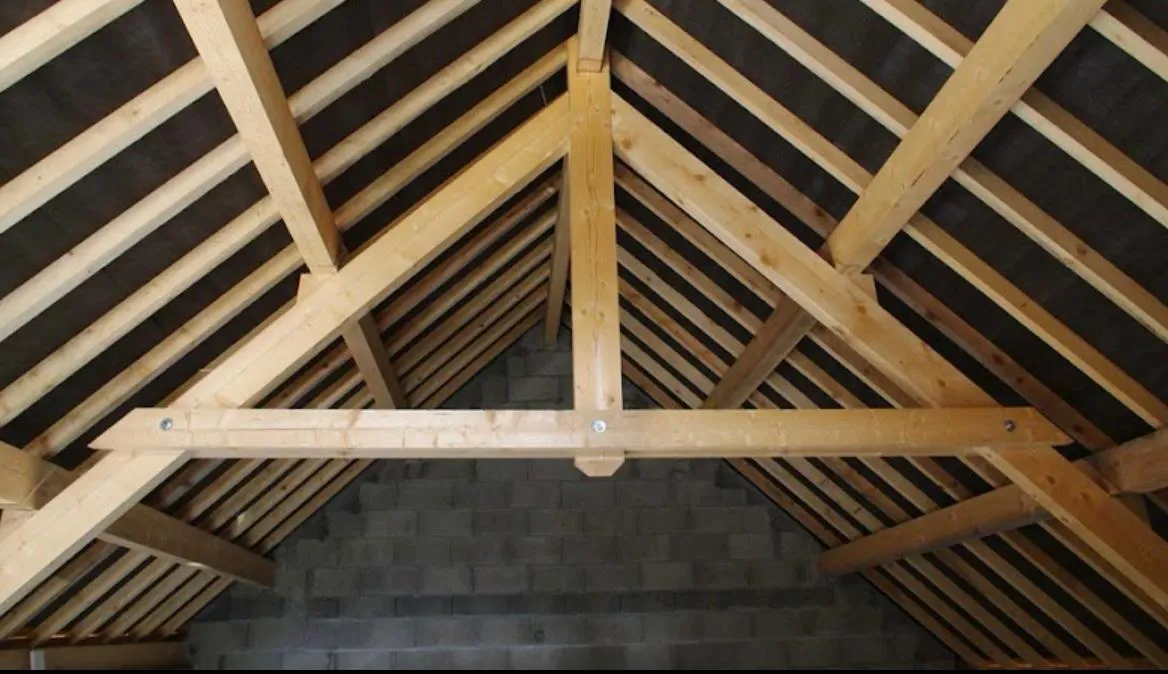 Charpente neuve montée à Marmande : pannes, chevrons et arêtiers assemblés avant la pose de la couverture