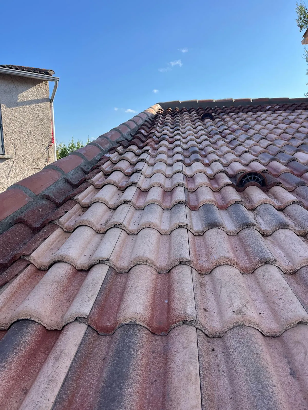 Couverture en tuile romane à Sainte-Bazeille, avec sa chatière de ventilation en place