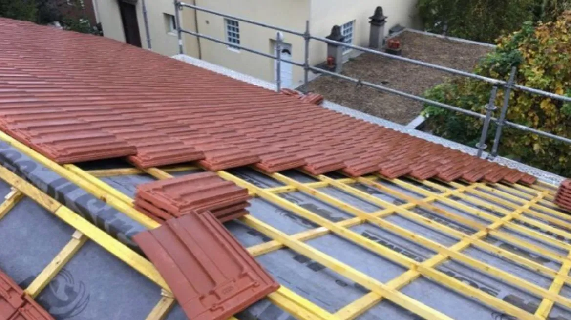Rénovation de toiture à Marmande : liteaunage neuf posé et tuiles romanes approvisionnées sur le rampant