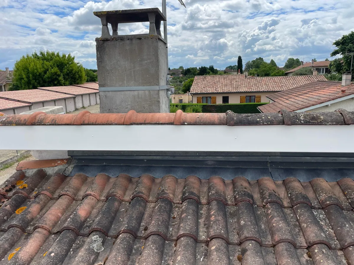 Souche de cheminée et rive de toiture reprises à Tonneins, sur une couverture en tuile canal
