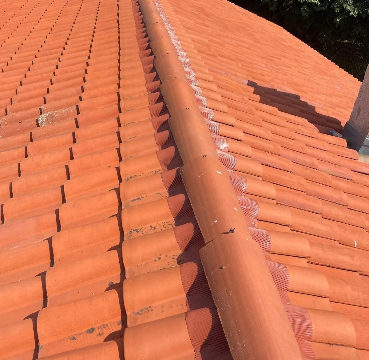 Toiture en tuile romane entièrement refaite à Montauban, faîtage à sec et closoir ventilé posés