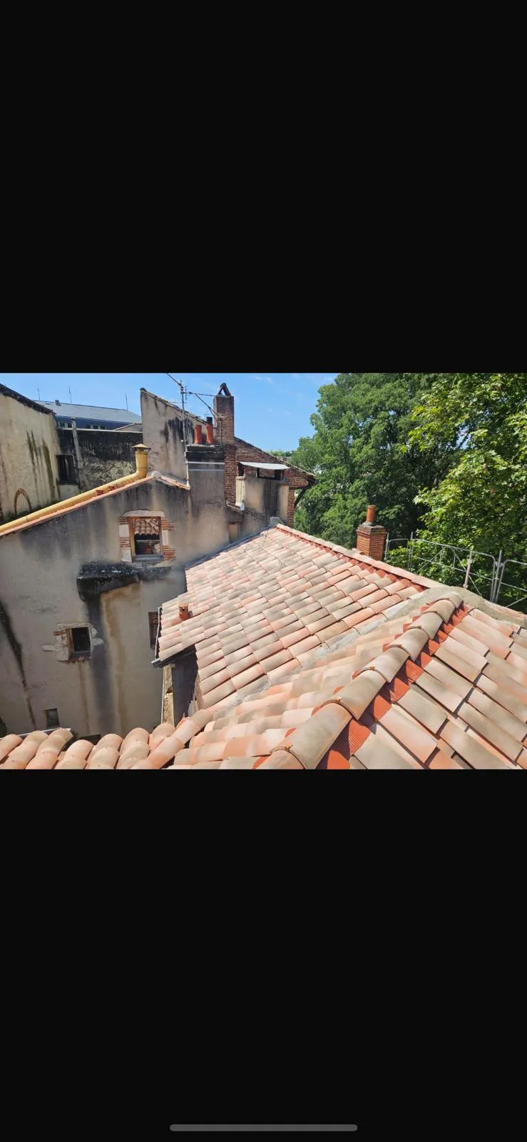 Toiture en tuile canal reprise à Casteljaloux, entre deux souches de cheminée en brique