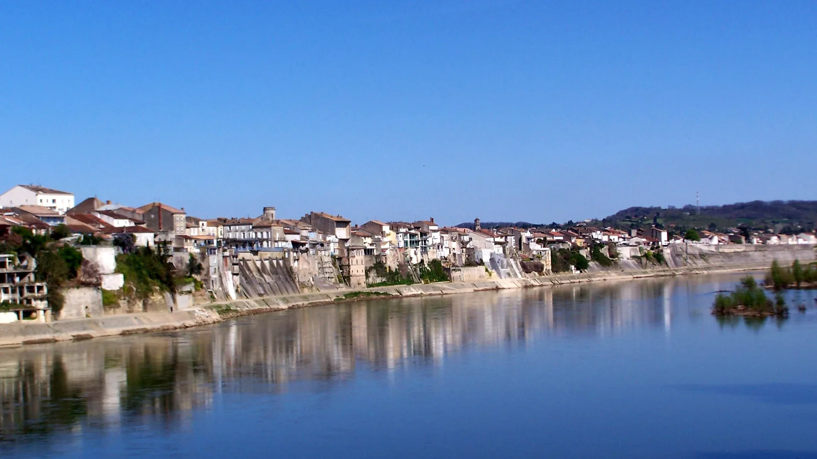 Les maisons de Tonneins dominant la Garonne, l'une des communes desservies depuis l'agence de Marmande